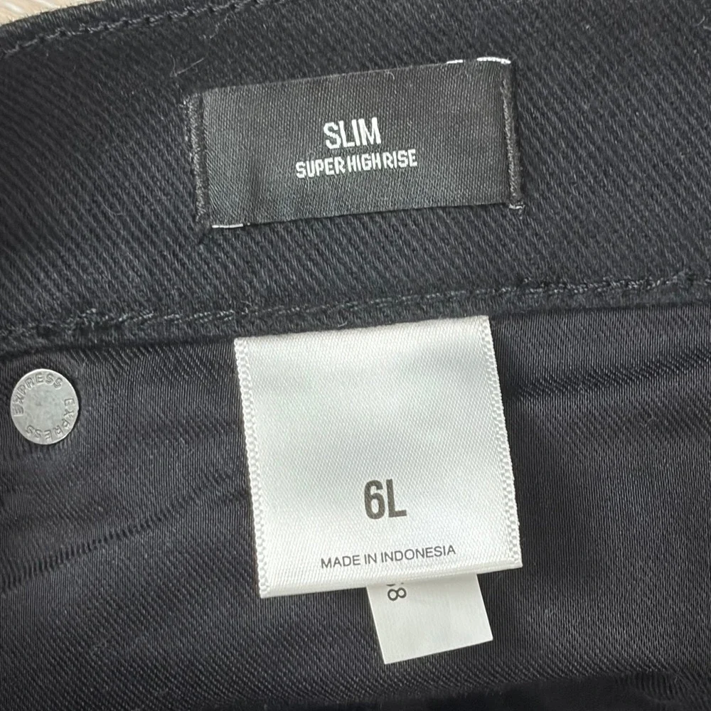 Express Slim Super High Rise Distressed Straight Leg Black Jeans 6L NWT